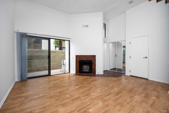 Building Photo - Variel Townhomes