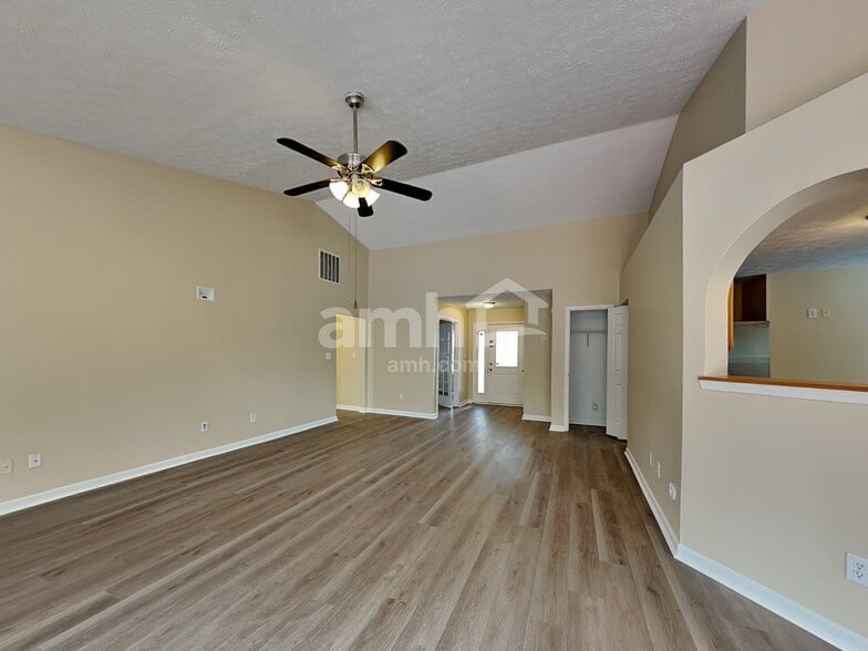 Building Photo - 5220 Bogey Dr