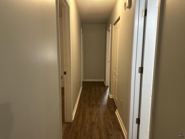 Building Photo - 100 Primrose Ln