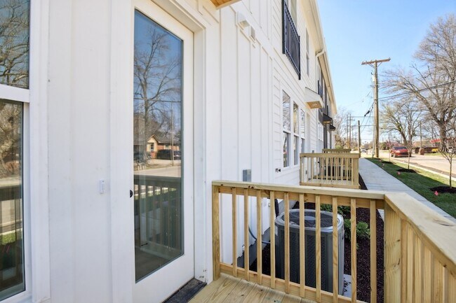 Building Photo - 908 Anderson Ln