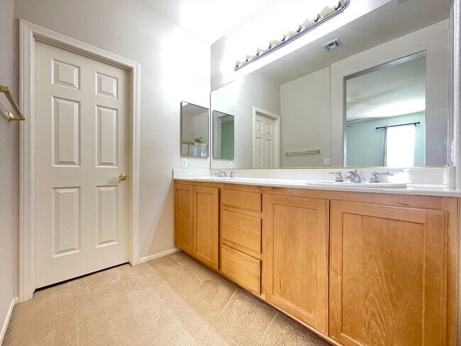 Building Photo - 3 Bedroom 2 1/2 Bath Home - Kitchen w/Gran...