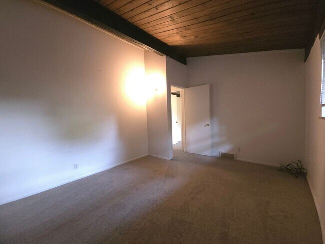 Building Photo - 3 Bedroom Apartment on West Side Of The Hill