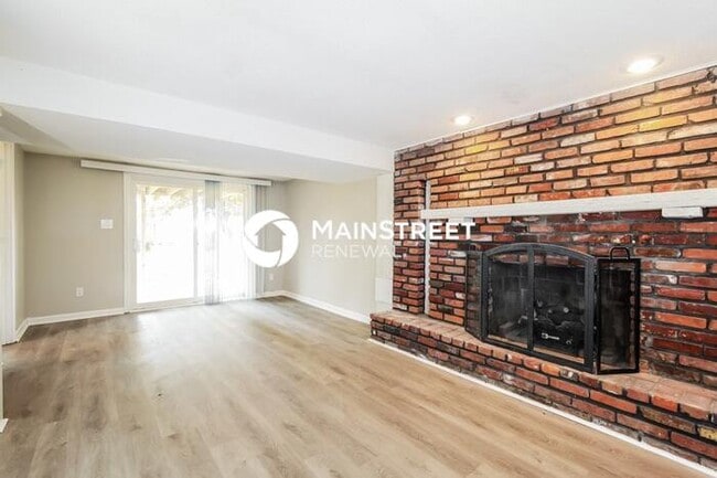 Building Photo - 3 Bedroom Pet-Friendly Home in Parkville, MO with Main Street Renewal