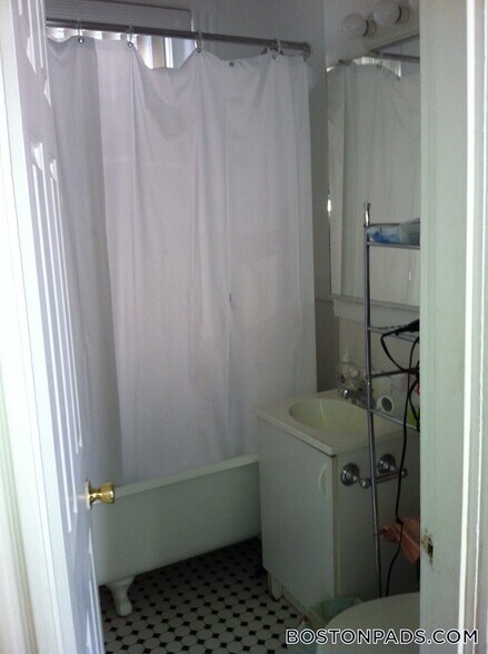 Building Photo - 95 Park Dr