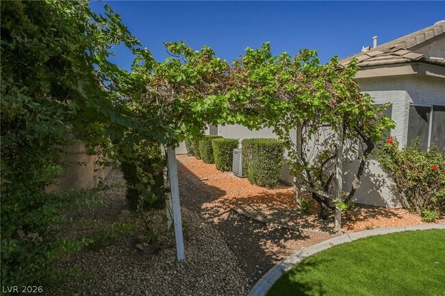 Building Photo - 490 Beaconwood St