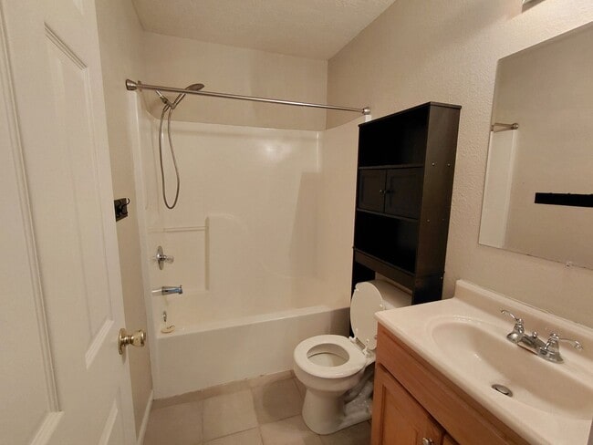 Building Photo - Home close to Post