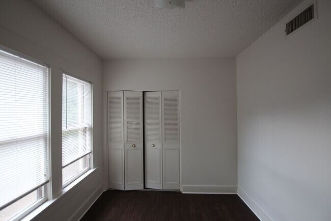 Building Photo - Schedule A Tour Today! 1 Bedroom 1 Bath Apartment in the Heart of Tyler!