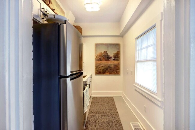 Building Photo - 306 E Victory Dr