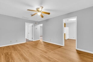 Building Photo - 412 6th St S