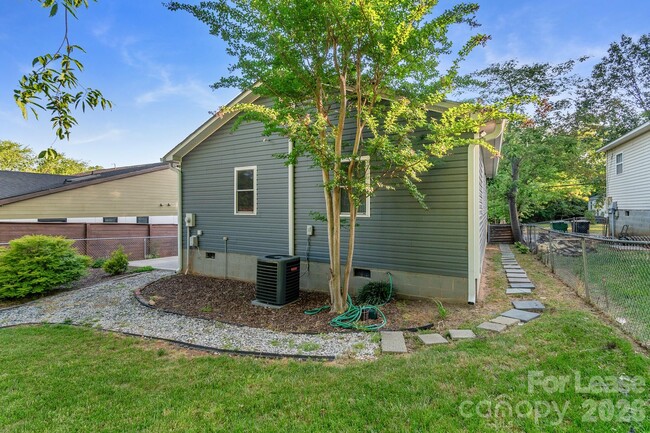 Building Photo - 812 E 18th St