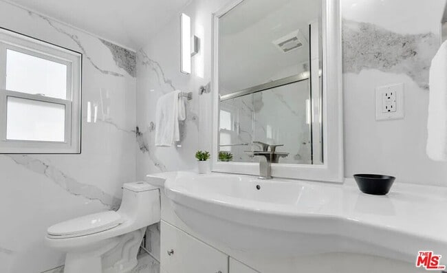 Building Photo - 418 N Bowling Green Way