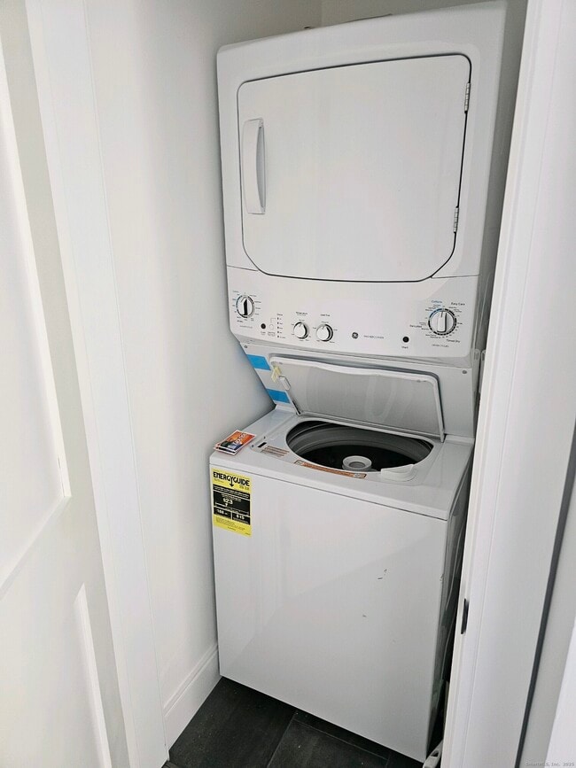 Building Photo - 281 Pequot Ave