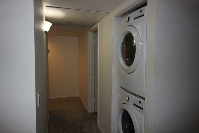 Building Photo - 2 Bedroom Condo For Rent