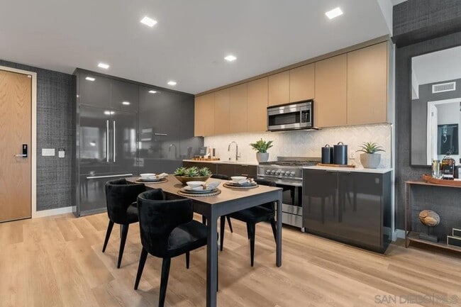 Building Photo - 525 Olive St