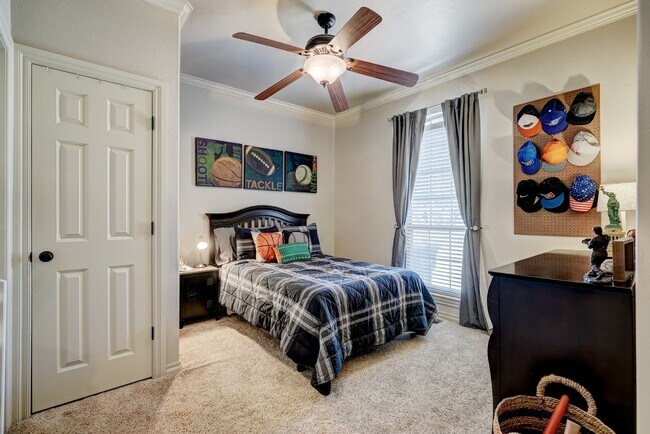 Building Photo - Luxury 5 Bedroom Home in Fairfax Estates + Safe Room + Memorial High + Easy Access to I-35
