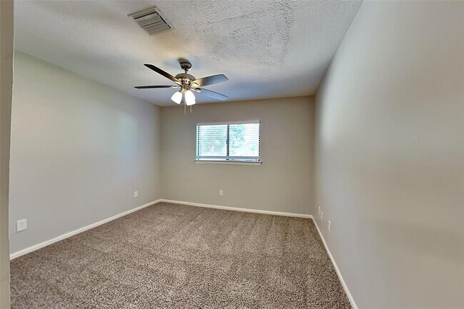 Building Photo - 2615 Silver Falls Dr