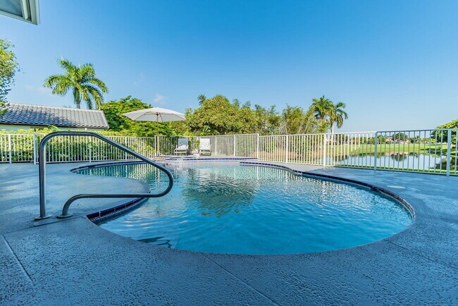 Building Photo - 1907 S Club Dr