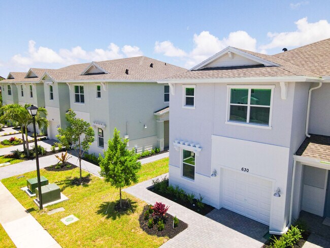 Building Photo - 630 SE Lk Fls St