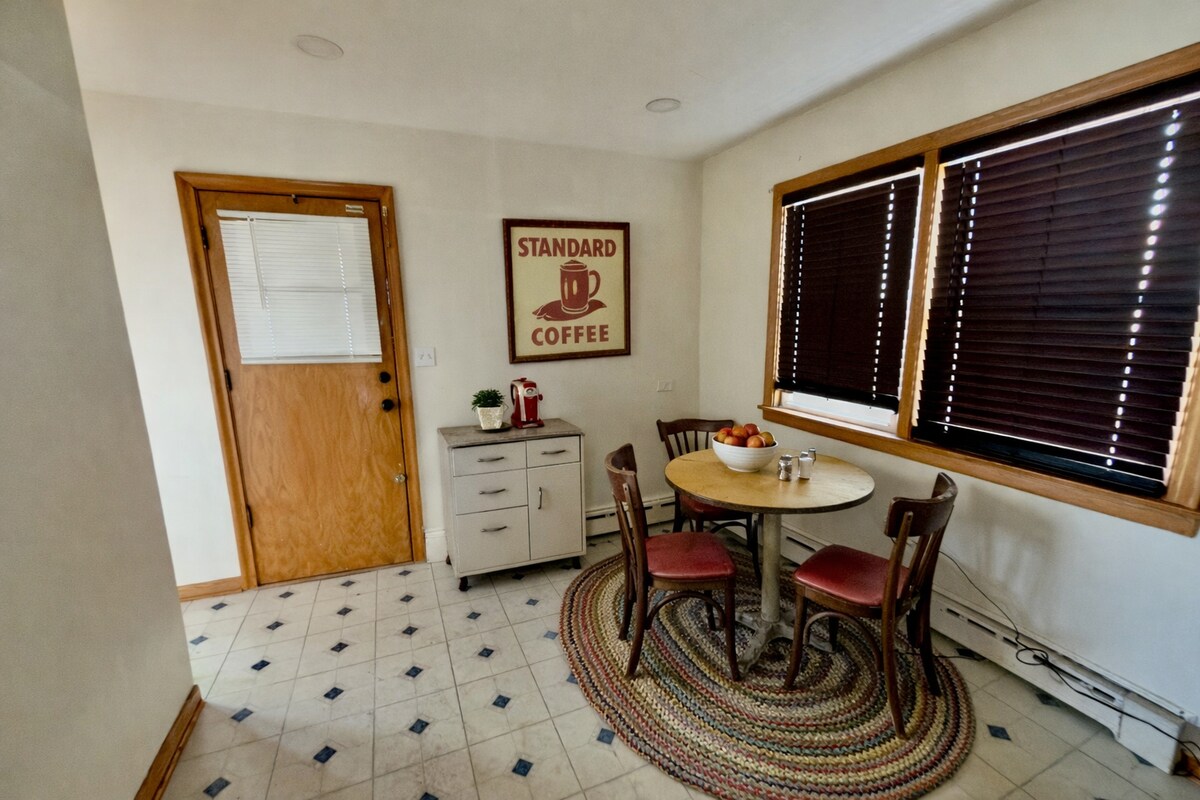 Building Photo - 5254 N Leclaire Ave