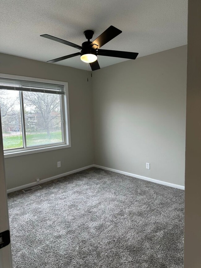 Building Photo - Downtown 3 bed 2 bath townhome *PRICE DROP*