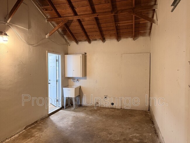 Building Photo - 2424 Court St