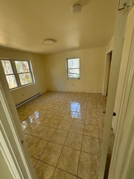 1 bedroom $1200 - 27 Hillside Ave