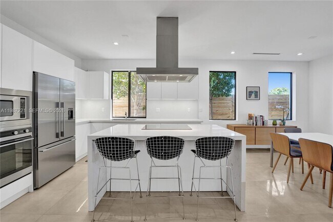 Building Photo - 3465 SW 3rd Ave