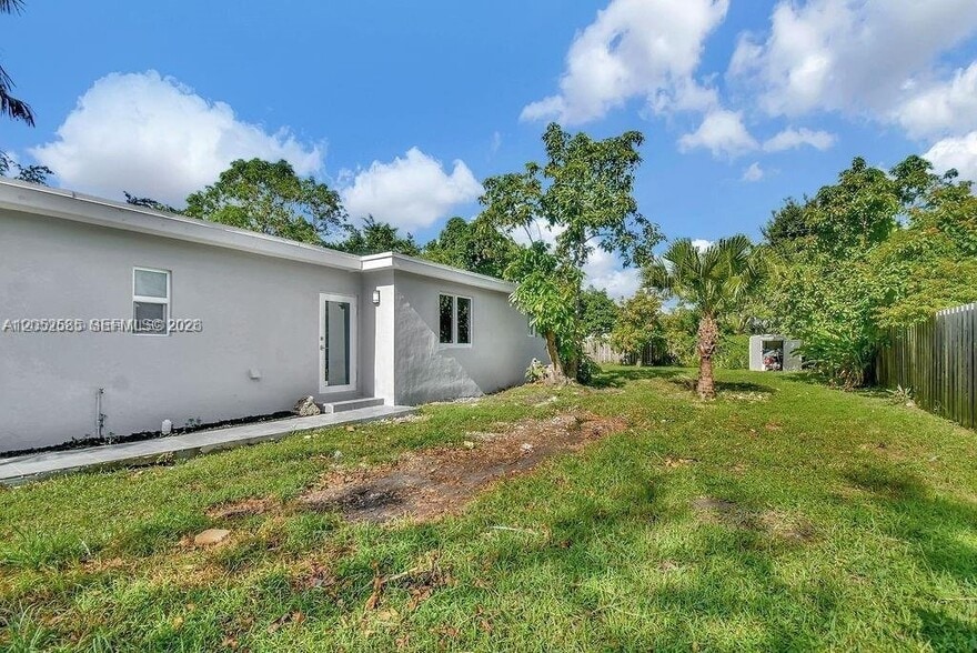 Building Photo - 7902 SW 67th Ave
