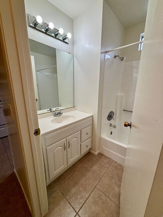 Building Photo - Bright and airy updated second floor Studio, 1 bathroom apartment