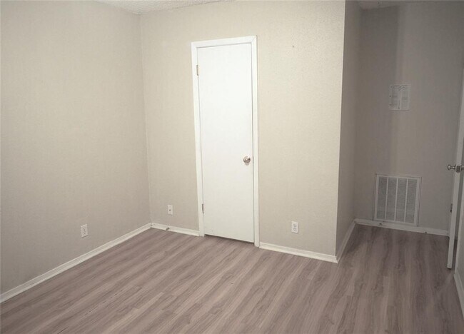 Building Photo - 6473 Hart Ln