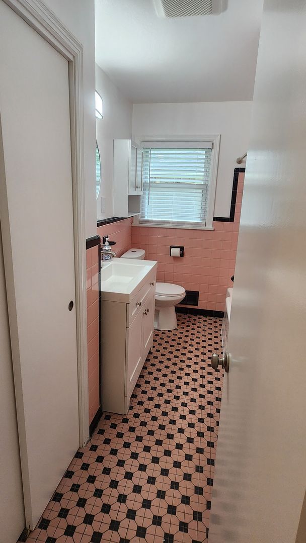 Building Photo - Adorable 3 Bedroom 2 Bath Brick Ranch home...