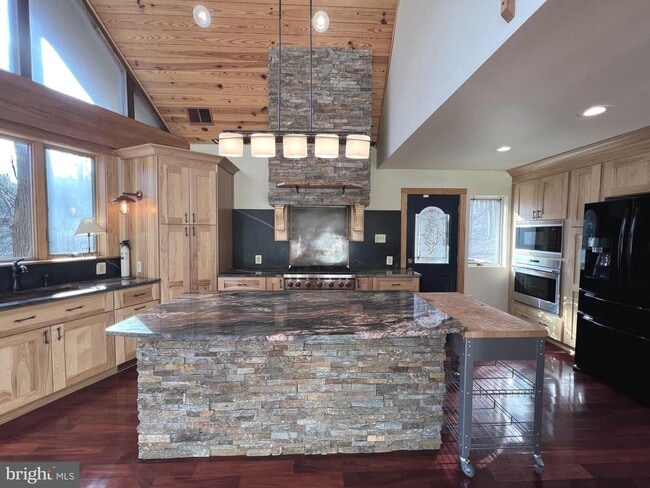 Building Photo - Beautiful 3bd 3bth contemporary A-framed home in the prestigious Eagle's Nest community.