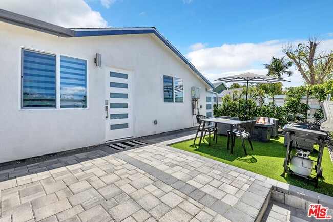 Building Photo - 7076 Park Manor Ave