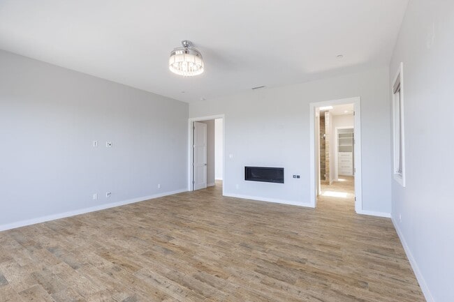 Building Photo - 4 Br 5 Ba with STUNNING VIEWS and Jacuzzi