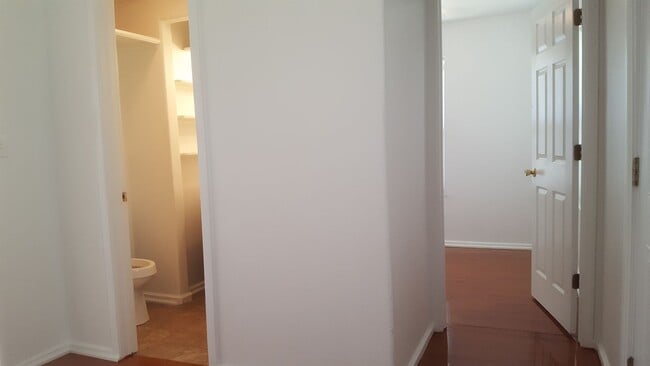 Building Photo - Cozy ~  2-bedroom, 1-bathroom house