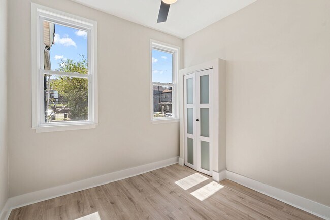 Building Photo - SCORE 50% OFF 1ST MONTH'S RENT IF SIGNED BY JULY 3! Freshly Renovated 2 Bedroom in Bloomfield ava...