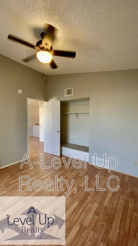 Building Photo - 419 E Thoroughbred St