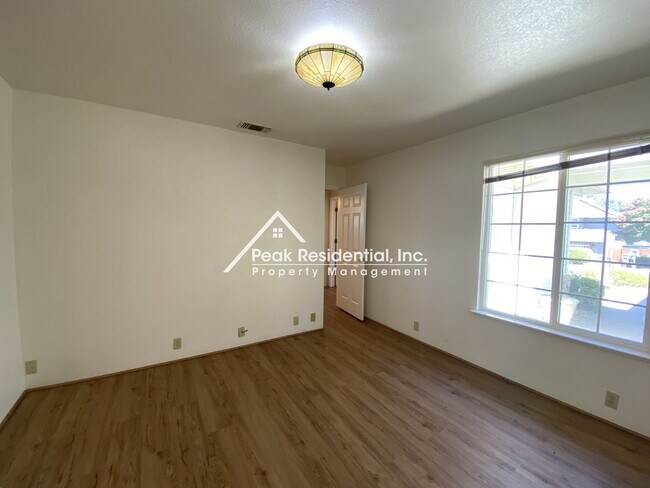 Building Photo - Spacious 3bd/2ba Auburn Home With Bonus Ro...