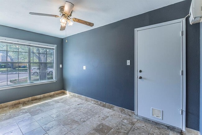 Building Photo - 9411 Valley Moss