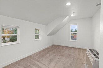 Building Photo - For Rent – 1 Bed / 1 Bath Apartment in Lak...