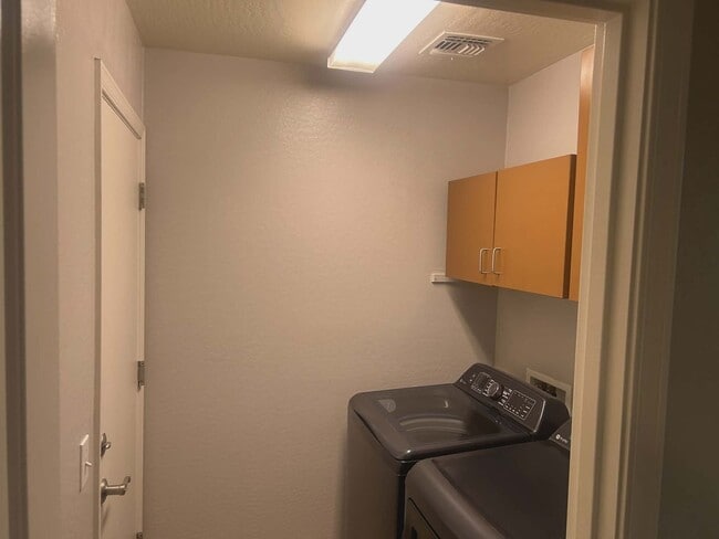 Building Photo - Well maintained 3 bedroom 2 bath charming home Free rent OAC