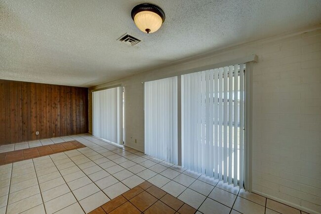 Building Photo - $500 OFF FIRST MONTH RENT! READY TO VIEW N...