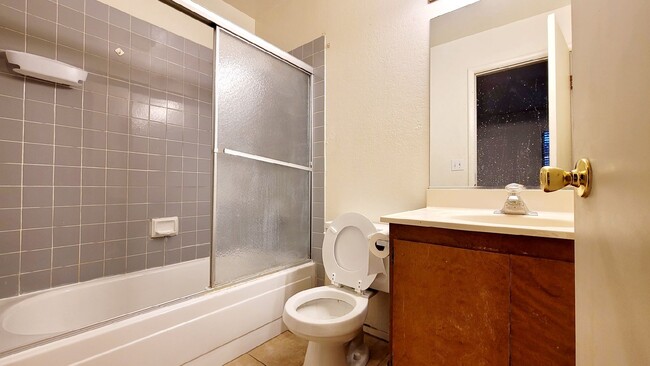 Building Photo - 825 Rock Springs Dr
