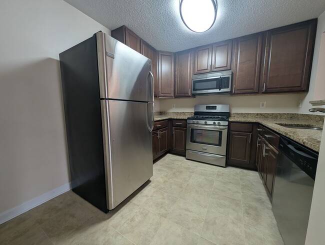 Building Photo - Beautiful 2 bed/2 bath condo in Reston...walk to RESTON TOWN CENTER!!