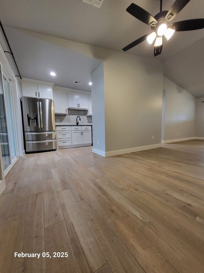 Building Photo - Remodeled (3) Bed/(1.5) Bath Avail Now! Sm...