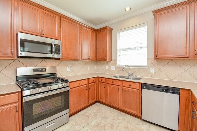 Building Photo - 16021 Summerville Lake Dr