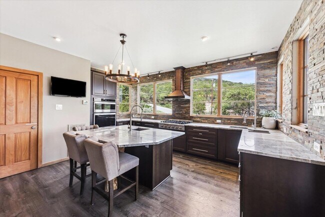 Building Photo - 13801 Lakeview Dr
