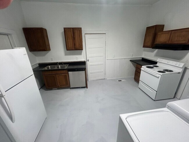 Building Photo - 110 Huger St