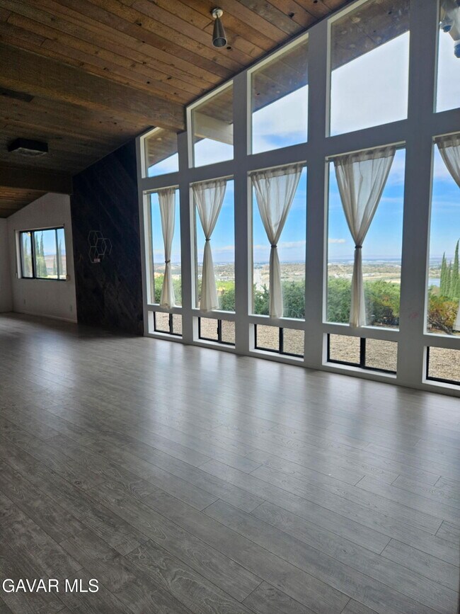 Building Photo - 145 Lakeview Dr