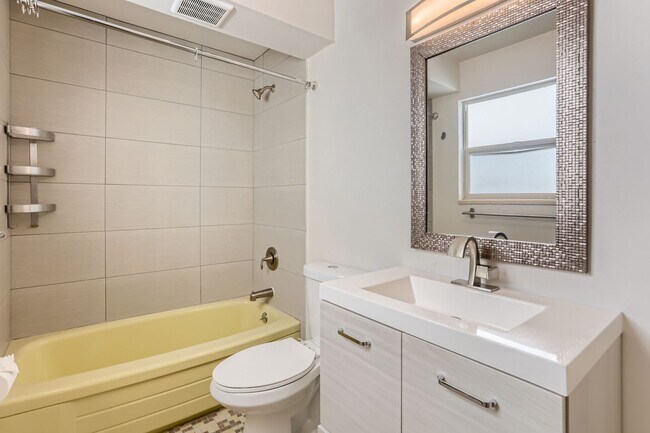 Building Photo - Amazing 2bed/1bath Corner Unit in Phinney ...